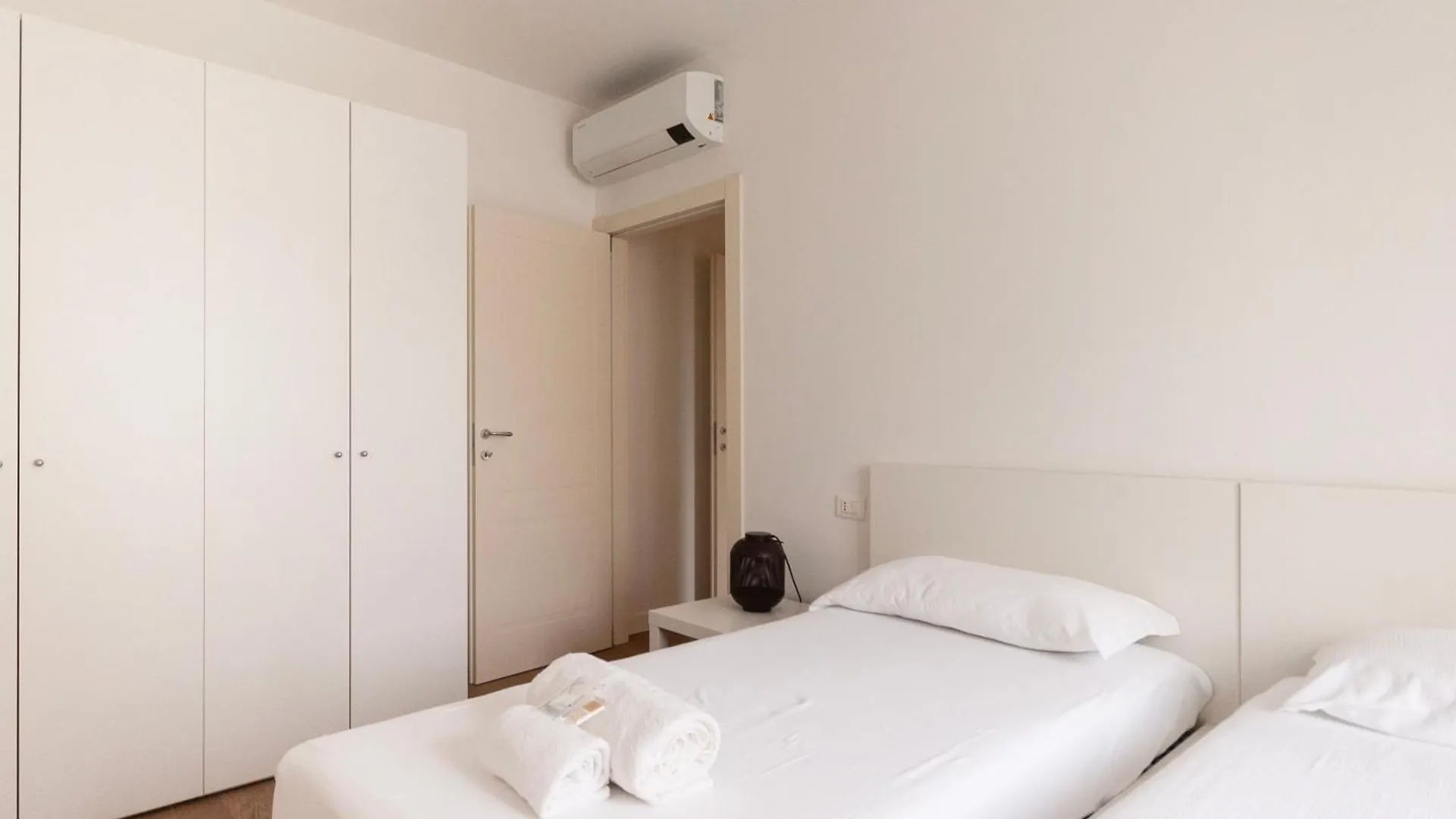 Apartment Youhosty - Gioia Tower View Mailand