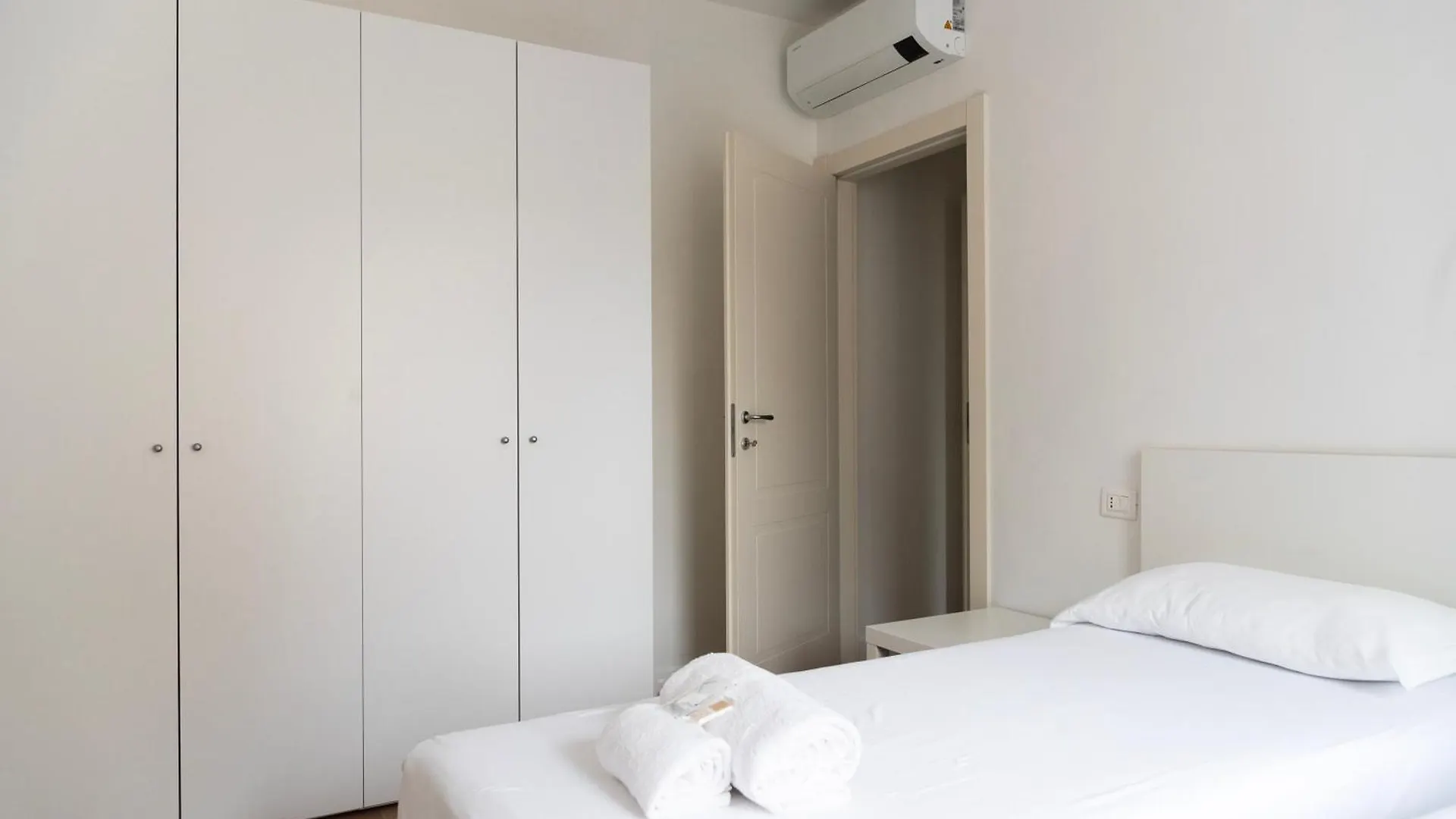 Apartment Youhosty - Gioia Tower View Mailand
